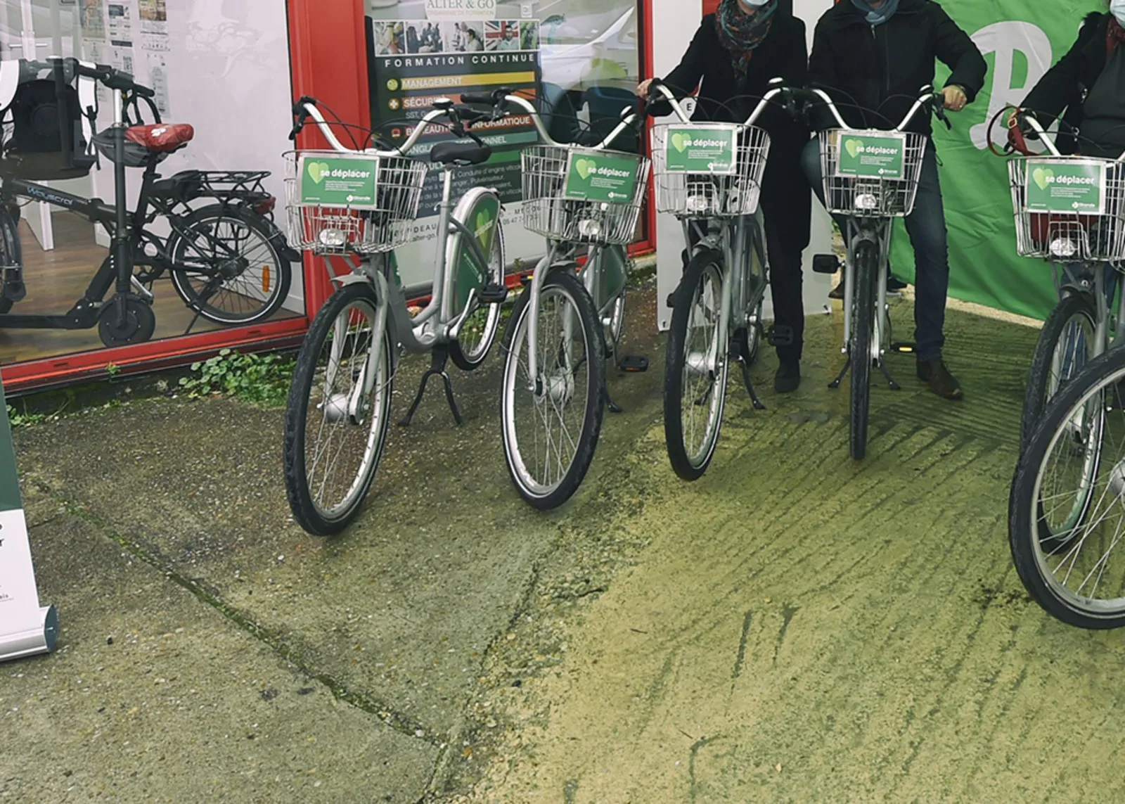 Une rangée de vélos de la plateforme mobilité devant les locaux de Fronsac, prêts à être prêtés.