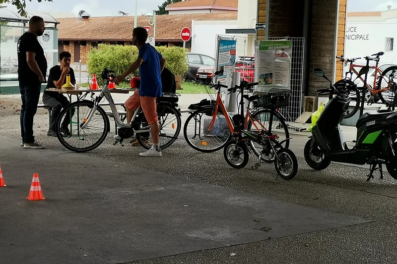 Vélos électriques, vélos pliants et scooter électrique alignés à l’essai lors du forum de la mobilité de septembre 2023.